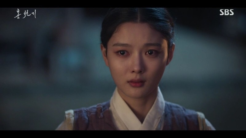 《紅天機》EP.5-EP.6劇情:就在紅天機感到非常喪志時,河藍出現並讓她「照著心裡的意思去做」,就在這時,河藍說出了當年那位少年安慰她的話,天機看著他沉默不語