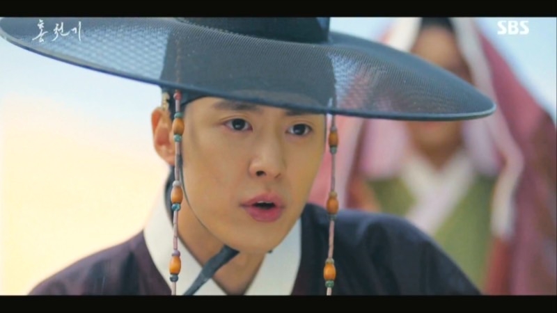 亮明大君忽然現身用衣服罩住她，走了一小段路後，亮明大君發覺天機有點發燒