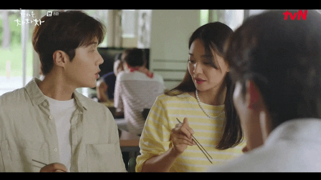 看到惠珍一直把餃子讓給池成炫吃時，馬上在中途攔截，讓另外兩個人很不知所措