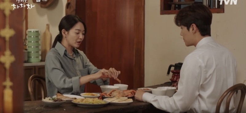 斗植因為嫌麻煩所以不吃螃蟹，於是惠珍就幫他剝好放到碗裡