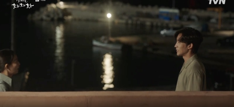 要回家的惠珍遇到了站在門口的池成炫，其實成炫是來向尹惠珍坦白心意