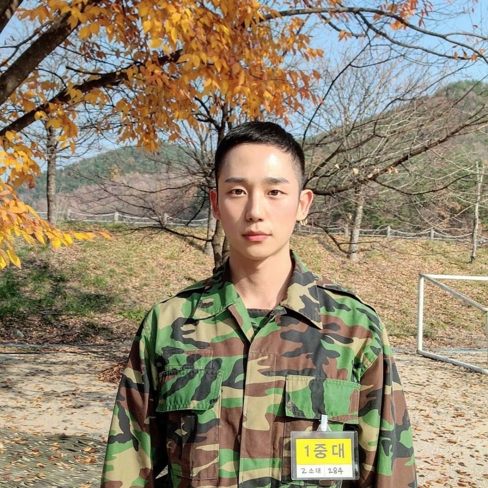 丁海寅IG上傳《D.P:逃兵追緝令》軍裝照