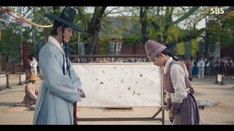 《紅天機》EP.5-EP.6劇情:河藍指示家僕開了更高的價格,亮明大君不服、繼續和河藍競爭,莫名變成了真正的修羅場XD 最終河藍贏得了紅天機的畫作,也讓她贏得了這次的比賽。