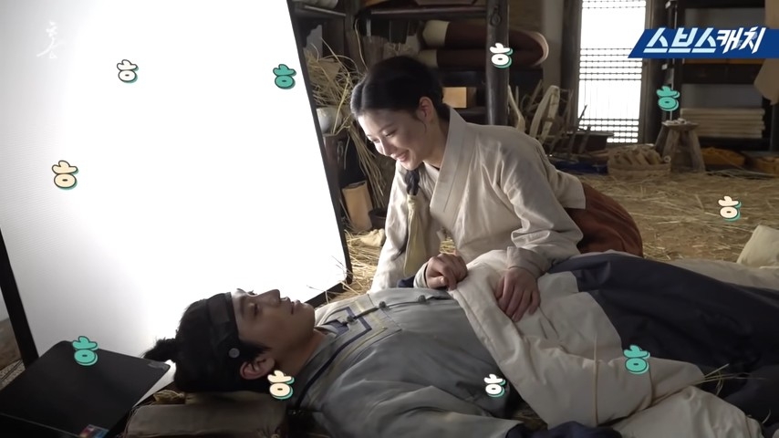 安孝燮開始分享美食食譜,還說「是從出生到現在讓人難以往懷的味道」,提議之後要帶給金裕貞品嚐