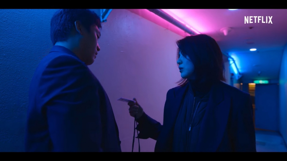 當智友問道對方社長在哪裡時，小混混表示不知道並一把推開她