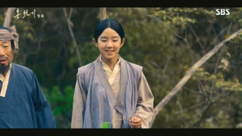 韓劇《紅天機》第1-2集劇情:巫女梅秀(蔡國熙 飾)奉命尋找有靈氣的孩子來進行祈雨祭,沒想到卻找到了河成鎮之子河藍(安孝燮 飾)