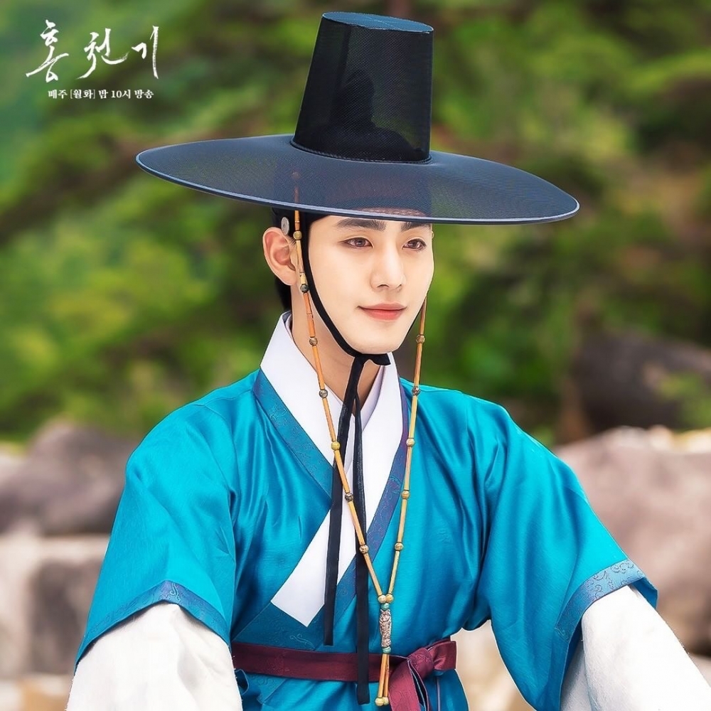 河藍故意委託紅天機幫他畫肖像畫，兩人來到溪谷邊