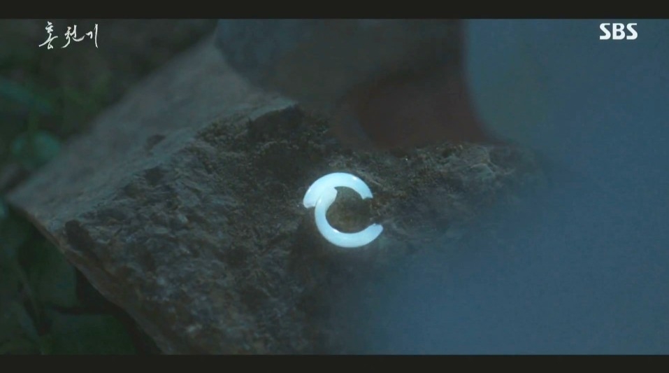 河藍聽從爺爺的意思打碎戒指後，體內隱藏著的魔王力量蠢蠢欲動，在到了儀式現場後