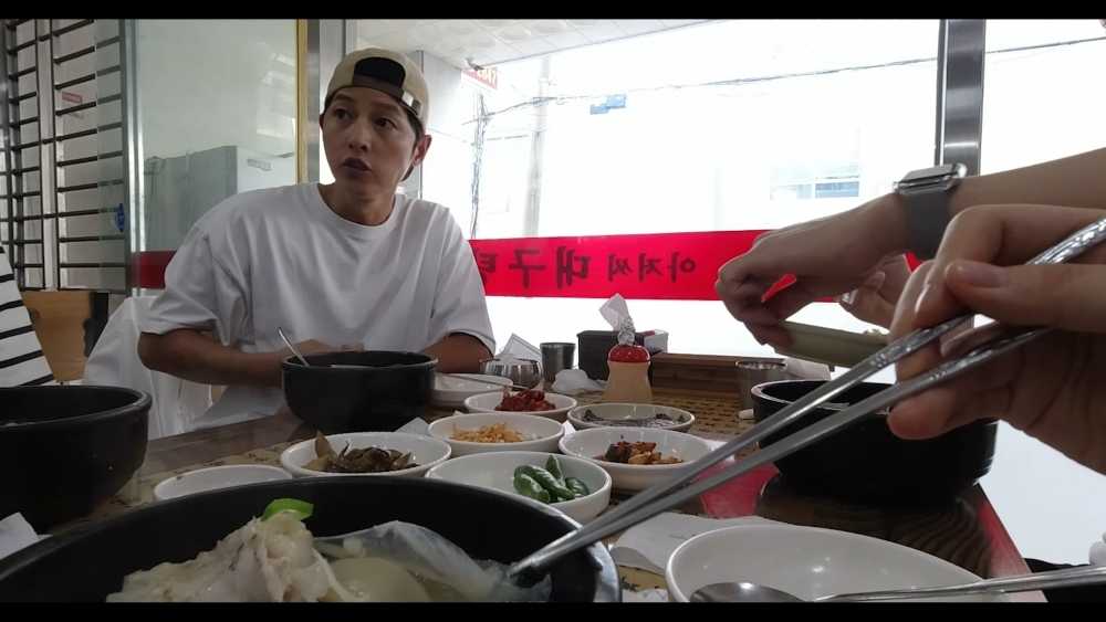 達釜山後,宋仲基一行人先去飽餐一頓,接著便回到飯店開始著裝打扮