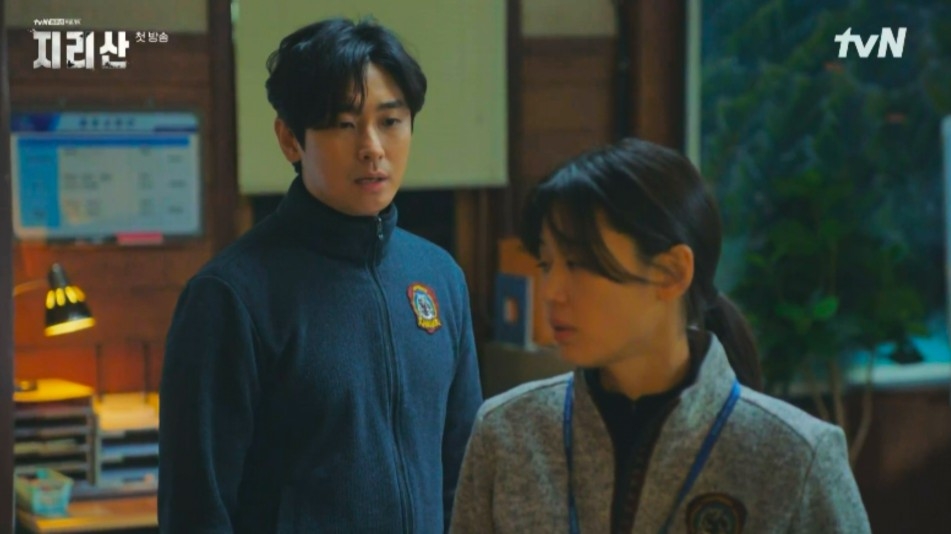 但由於風雨太大，導致搜救行動一度中斷，不過徐伊江（全智賢 飾）違背命令獨自上山搜救