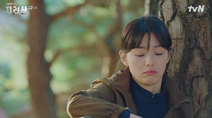 姜賢祖曾和徐伊江說過，在山裡看過黃色絲帶，但看起來並不像是登頂路線，反倒是指向別處