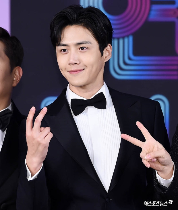 原先要由金宣虎領銜主演的電影《Dog days/狗之日》，卻因其緋聞爭議導致下車