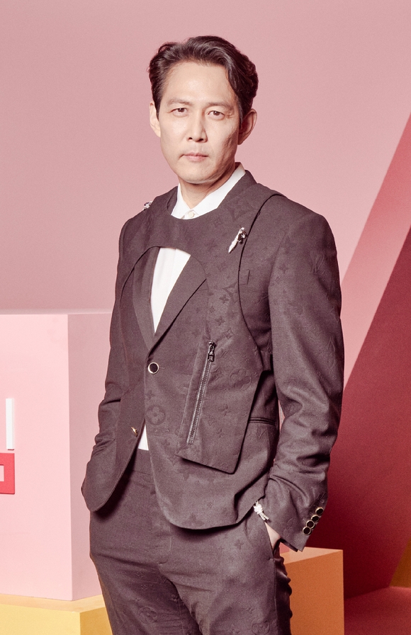 李政宰編劇、執導和主演的電影《Hunt》(헌트)在今年五月開拍後,卻因製作公司代表確診而停拍