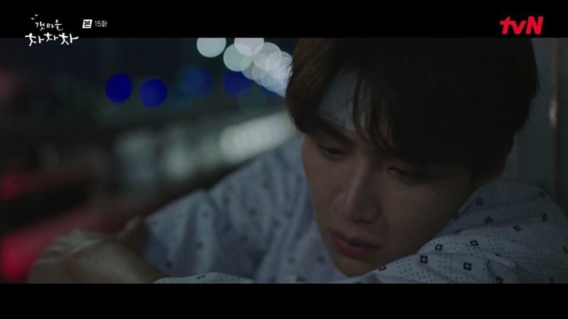 當時的洪斗植很想了結自己的生命，卻被金坎離（金英玉 飾）溫暖的簡訊打消念頭