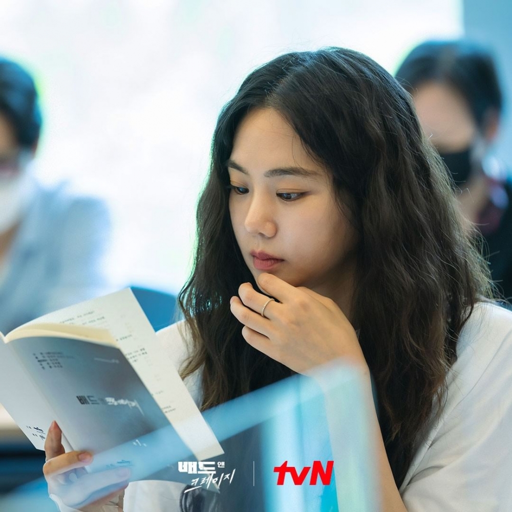 在官方公開的劇本試讀照中，四位主演很認真的在觀看劇本，韓智恩參與《愛在大都會》開啟知名度