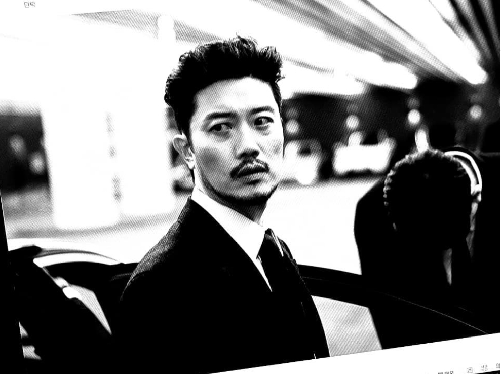 朴喜洵在劇中飾演犯罪組織老大「崔武鎮」