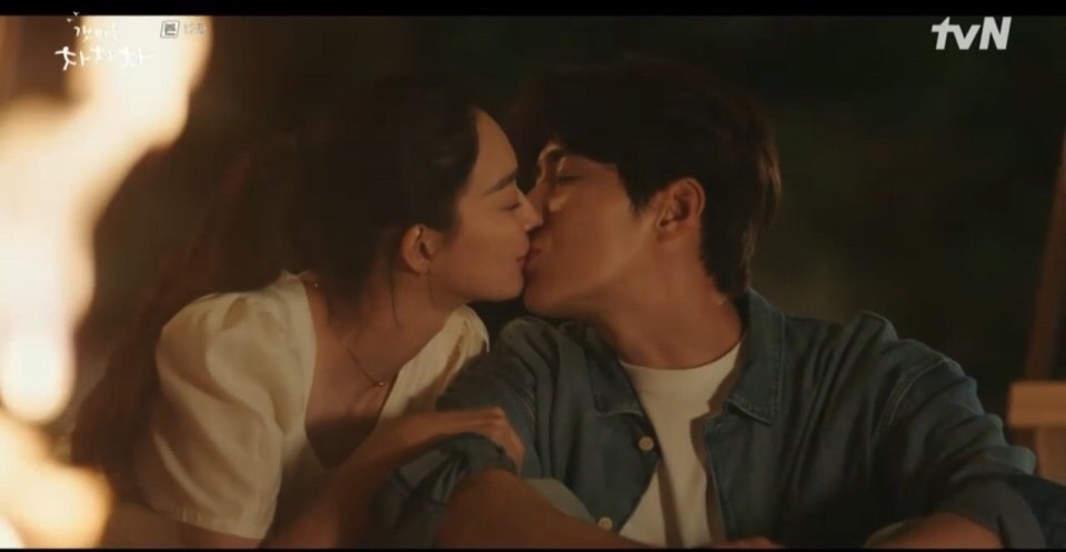 斗植也不吝嗇的回應惠珍「我愛妳」，兩人說完便浪漫的接吻