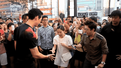 提議馬上讓現場熱血沸騰，而這位粉絲在猜拳贏的瞬間激動到不行