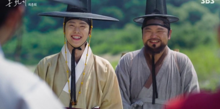 而晉升為世子的亮明大君（孔明 飾），為了兩人的生日特地跋山涉水前去祝賀