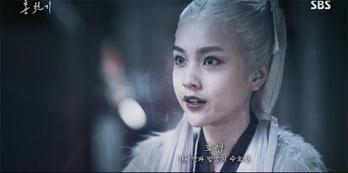 被魔王勒住脖子的紅天機在快要失去意識時，守護法宮的虎靈（趙藝琳 飾）現身