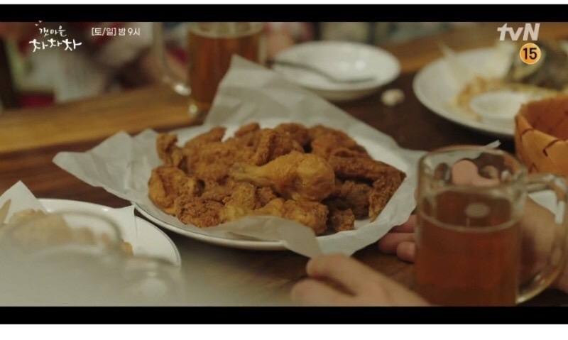 洪斗植要去節目的慶功宴時，惠珍就告訴洪斗植多照顧池成炫（李相二 飾）