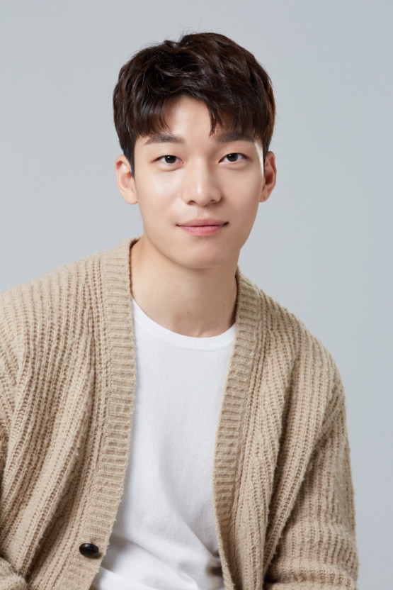 魏河俊出演公正的瘋子「K」，天生充滿正義感，夢想成為這個時代最後的英雄