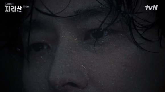 兩人找了很多地方都沒找到男孩，忽然姜賢祖腦海中出現了幻覺，於是依照腦中出現的景物徐伊江