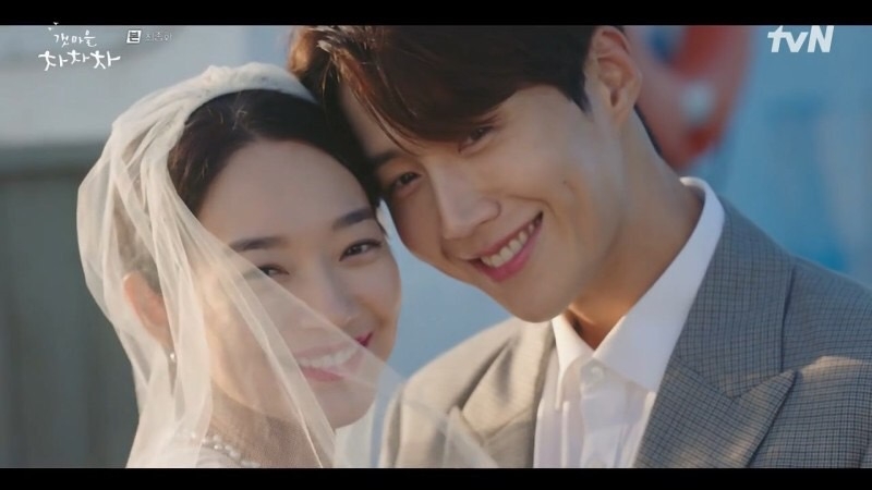 好不容易從熱情的村民手裡逃走後，兩人來到了斗植爺爺送給奶奶的船前合照