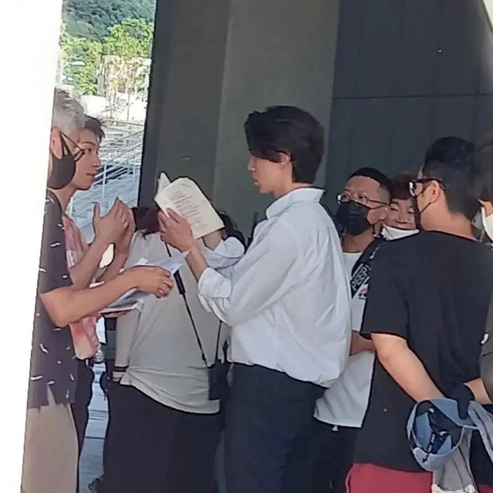 只見李棟旭望向某處、身旁的魏河俊露出笑容的看向他