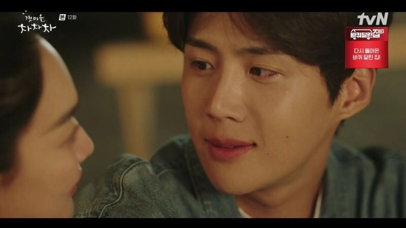 尹惠珍以為斗植是因為她買了昂貴的項鍊而疏離自己，於是到他家等他下班