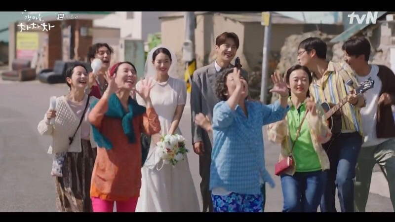 斗植和惠珍原本想兩人獨自安靜地在公辰鎮拍完婚紗照，殊不知卻吸引了所有村民來幫忙拍照