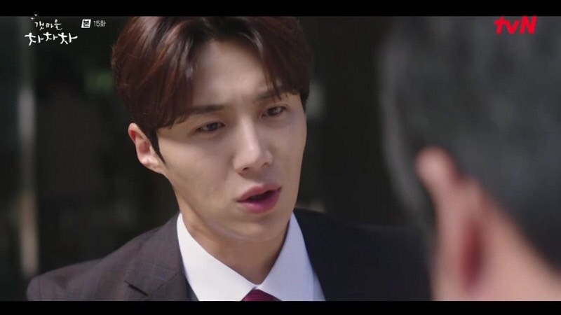 警衛大叔在某天突然想投資基金，於是洪斗植給了大叔管道聯繫其他專員