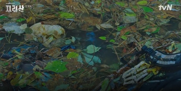 恰巧在找於一個月前在山裡失蹤的男人，但一直都沒下文，沒想到伊江一回歸立馬偵破案件