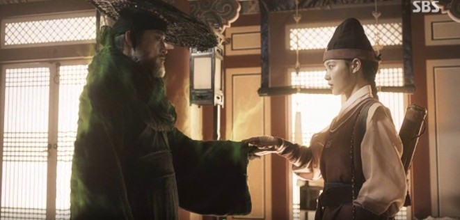 畫妖（朴正赫 飾）出現告訴她，御容需要借用他的神力才會有效果，唯一的條件是儀式結束後