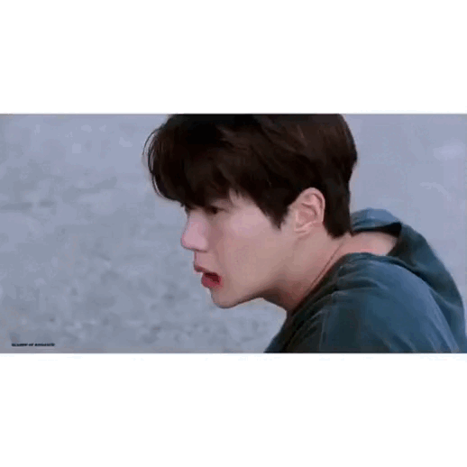 而網友們對金宣虎的演技不斷稱讚道：「天啊，這麼多人盯著我看的話都起雞皮疙瘩了！」