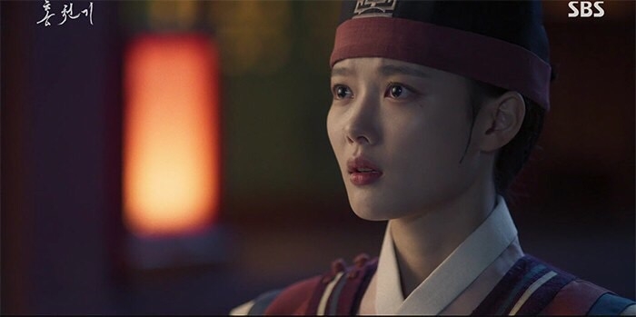 由於紅天機是有靈氣的畫師，因此才需她來繪製畫像封印魔王