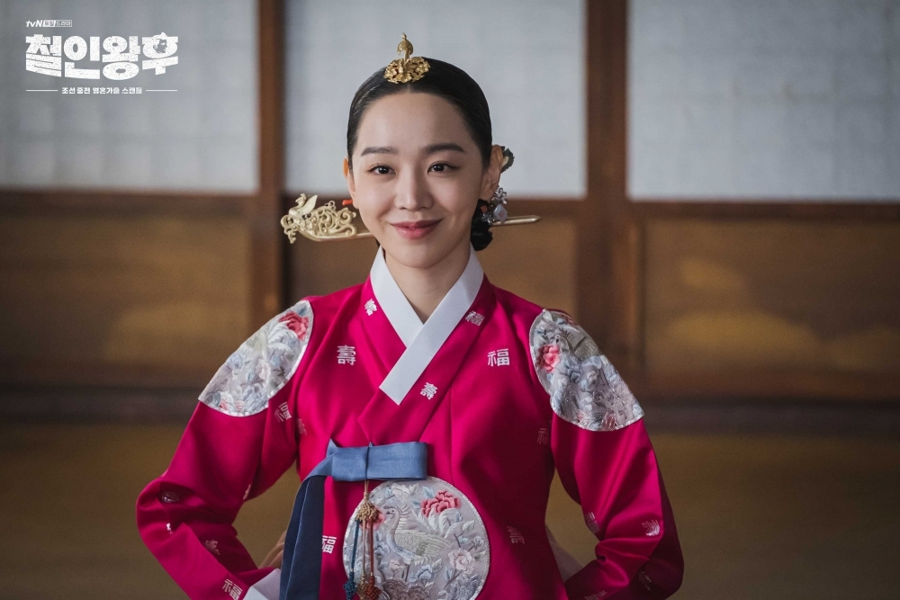 申惠善年初在話題熱劇《哲仁王后》飾演「男人魂女兒身」的中殿娘娘