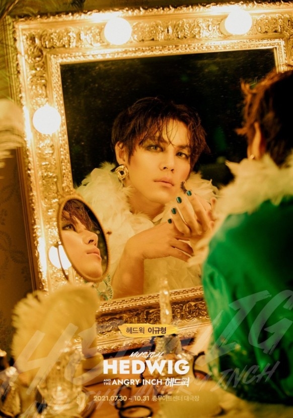 李奎炯2017年大放異彩後也接演了音樂劇！讓小編印象深刻的便是《搖滾芭比》中的女裝模樣