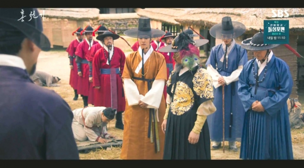 故意抓走畫團的人並施以行刑，雖然紅天機被迫出面制止，依舊阻擋不了朱香大君的殺意