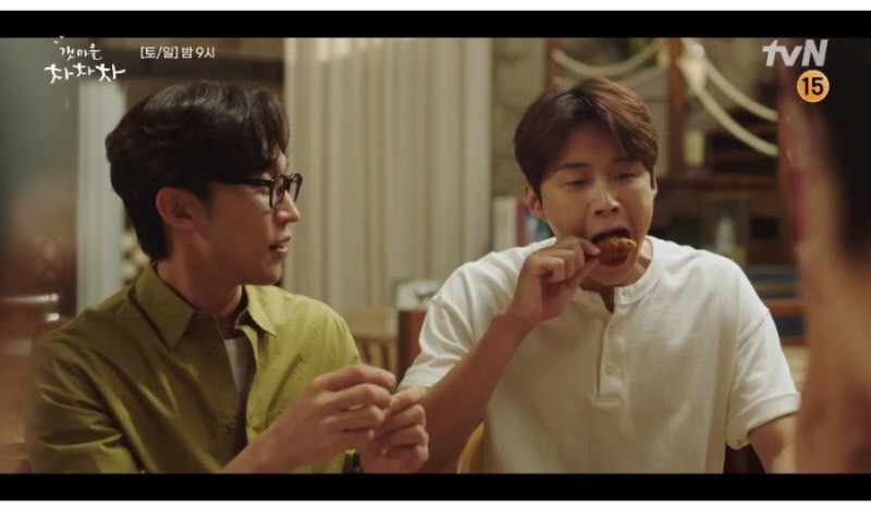 斗植聽到後直接打翻醋桶，甚至在餐桌上把唯二的兩個雞腿全吃掉