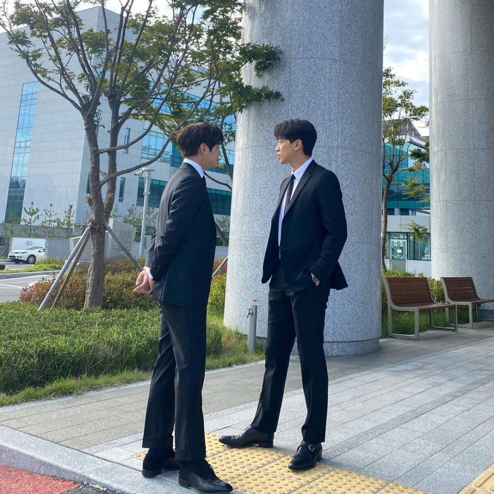 Rain也在IG上搶先曝光了他和金汎的同框照!擁有185公分大長腿的Rain,搭檔身高同樣超過180公分的金汎