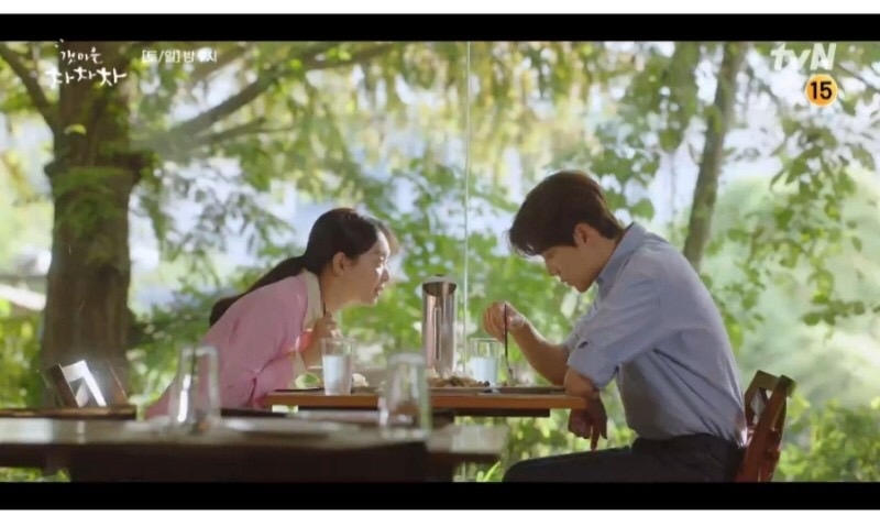 不過斗植的臉色卻漸漸凝重，就連後來吃飯都很心不在焉