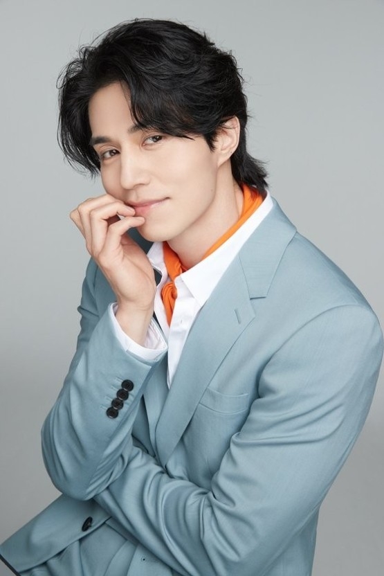 李棟旭飾演為了出人頭地而生活的腐敗警察「秀烈」，他擁有聰明的腦袋並善於察言觀色