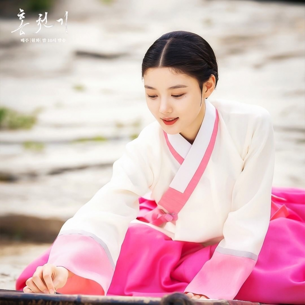 河藍故意委託紅天機幫他畫肖像畫，天機用心作畫