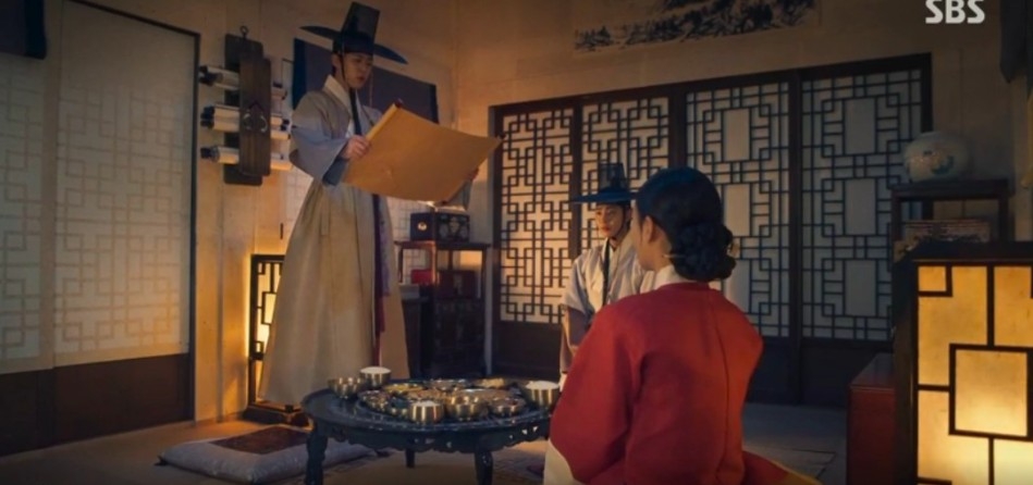 亮明大君更傳來聖旨表示將恢復河藍父親的名譽與家門！但亮明大君忽然接到朱香大君（郭時暘 飾）叛變的消息