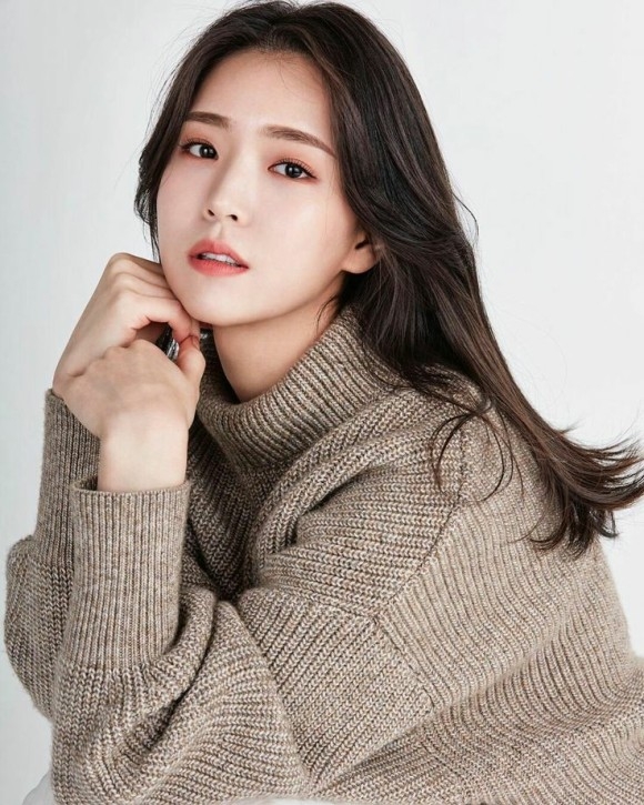 金智恩則出演財閥家的天才小女兒「金熙雅」