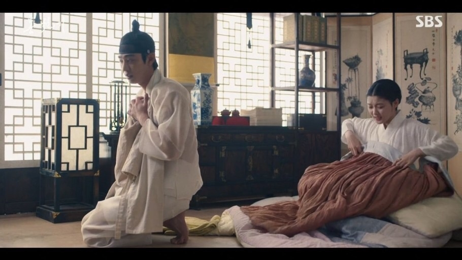 河藍隔天在紅天機的房間裡醒來不記得任何事，當兩人發現雙方都只穿著內衣時很慌張