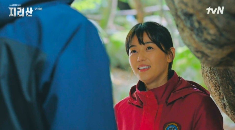姜賢祖告訴她，他看得到在智異山落難的人的位置，但徐伊江對此卻斥之以鼻