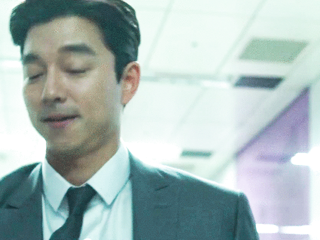 但成奇勳沒錢所以就用「身體」償還，瞬間被西裝男賞了好幾個巴掌