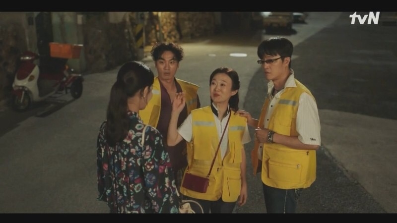 由於村里的人看到洪斗植和尹惠珍關係惡劣想將兩人分開，不過事實上大家早就知道兩人在交往